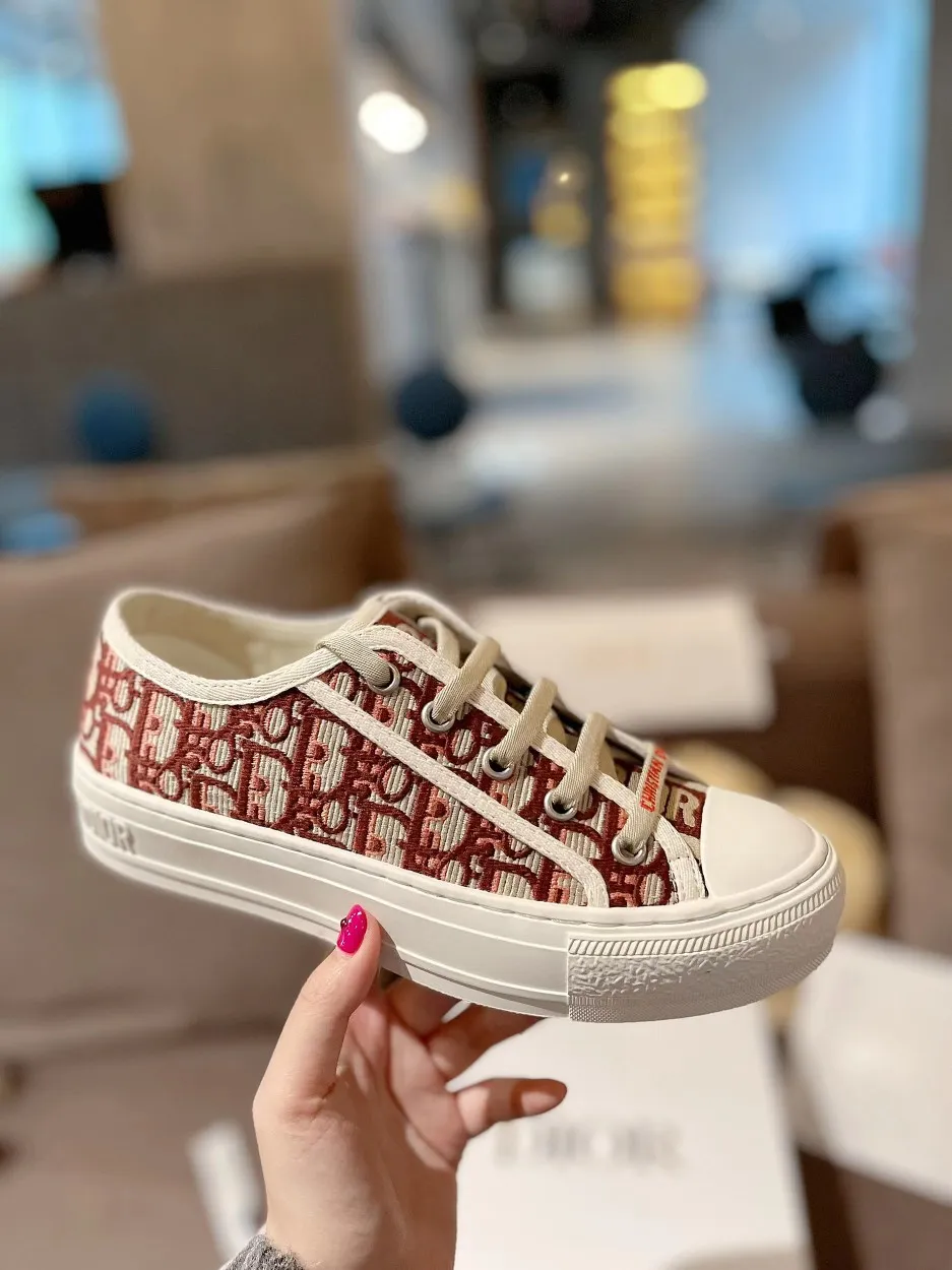 👟👟Ex-factory price 500👟👟 New arrival at D home, synchronized with the official website WALK N DIOR embroidered canvas shoes series, 100% cotton silk double-sided three-dimensional embroidery All the materials of this shoe are original molds, right down to the hardware, laces, outsole, PU midsole...the upper fabric is made of double-sided pure cotton silk three-dimensional electric embroidery. Each style looks colorful, but it does not make it difficult to match clothes. The entire series is like a piece of handicraft, unique!  ▪️Inner lining: full-grain mixed sheep and sheepskin ▪️Foot pads: same color cowhide, comfortable to the feet ▪️My last style is exactly the same as ZP, welcome to compare. My color scheme is the most complete, and the counter has a full set of packaging. Code number: 35-41